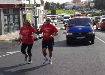 La alcaldesa junto al maestro Domingo Ramos con la antorcha (Foto TA)