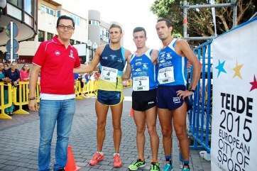 El concejal de Deportes con los tres primeros clasificados de la carrera (Foto TA)