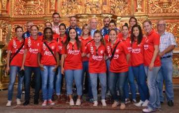 La primera plantilla del Rocasa Gran Canaria ACE durante la ofrenda al Santo Cristo de Telde (Foto TA)