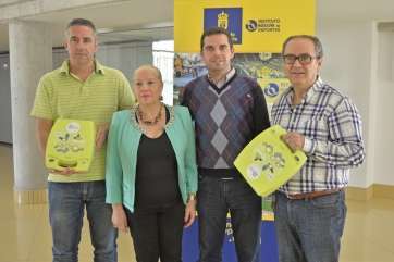 Yubal Moreno junto al consejero de Deportes y miembros del Grancanario.com durante la entrega (Foto TA)