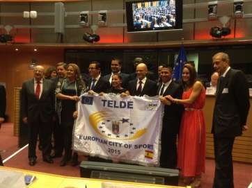 Momento de recepción de la bandera el pasado miércoles por la delegación de Telde (Foto TA)