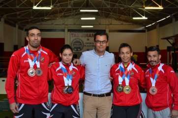 Pablo Rodríguez con los luchadores del Taz Jinámar (Foto TA)
