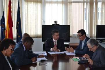 El edil Pablo Rodríguez expone el proyecto a los representantes de Cabo Verde (Foto TA)