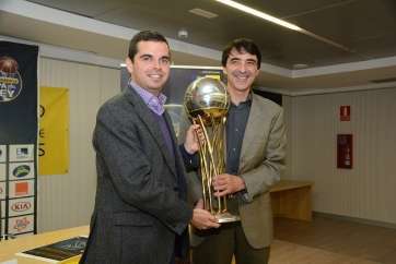 El consejero Lucas Bravo de Laguna (i) posa con la Copa junto al director del torneo, Gerard Freixa (d) (Foto TA)