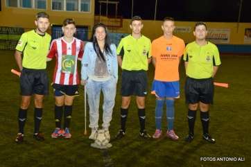 Foto de familia de los participantes en el torneo junto a Yady Fernández (Foto TA)