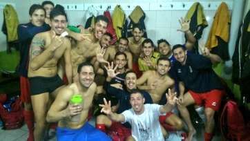 Los jugadores de la UD Telde celebran el triunfo (Foto TA)