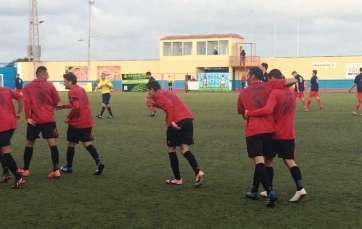 Jugadores del Mensajero celebran uno de los tres tantos (Foto TA)