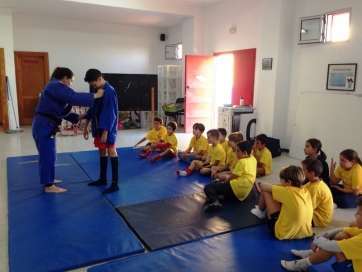 Sara Ortega, campeona de Canarias, impartió a los niños una clase de judo (Foto TA)