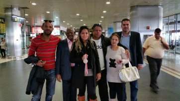 Mnagué con su familia y amigos a su llegada a Gando (Foto TA)