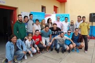 Jugadores, directivos y el concejal de Deportes, en una foto de familia (Foto TA)