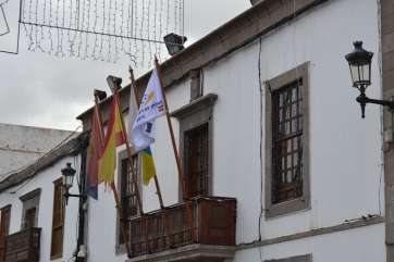 Bandera de Ciudad Europea del Deporte en la fachada del Ayuntamiento (Foto TA)