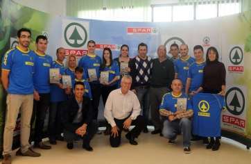 Imagen de los agraciados en el sorteo recibiendo el premio este viernes (Foto TA)