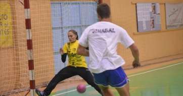 Silvia Navarro bloca un lanzamiento de Omar Santana /Foto TA)