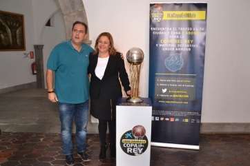 Mari Carmen Castellano junto a la Copa y a Pablo Sánchez (Foto Daniel Ojeda)
