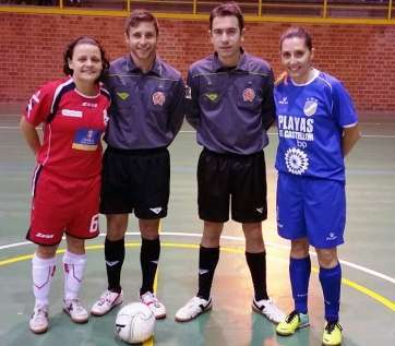 Las capitanas de los dos equipos con los árbitros, al inicio de partido (Foto TA)