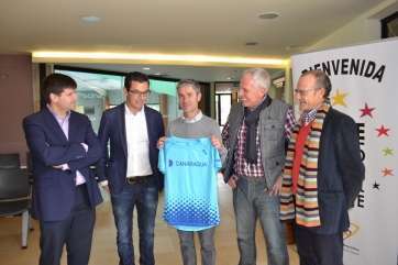 El atleta Martín Fiz junto a los miembros de la Corporación local y dirigentes de Canaragua (Foto TA)