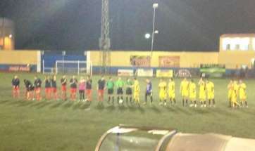 Los dos equipos, al inicio del partido (Foto TA)