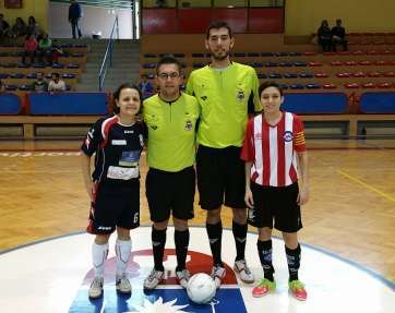 Las capitanas de los dos equipos con los árbitros, al inicio de partido (Foto TA)