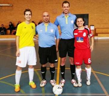 Las capitanas de los dos equipos con los árbitros, al inicio de partido (Foto TA)