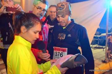 Paola Rivero y Aythami Alcántara esta noche durante la pedida de mano (Foto Antonio Alí)