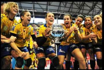 Las teldenses celebran el triunfo (Foto TA)