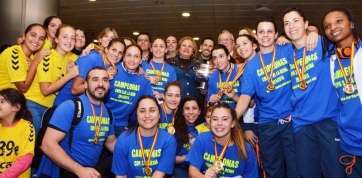 Una jugadora del Rocasa con la copa en sus manos, esta noche en el Aeropuerto de Gando (Foto Antonio Alí)