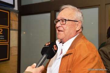 Antonio Moreno, la noche de este domingo a su llegada al Aeopuerto (Foto Antonio Alí)