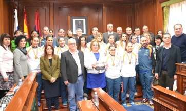Jugadoras y cuerpo técnico del Rocasa en el salón de Plenos, este martes (Foto TA)