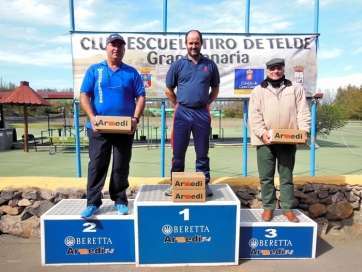 Los ganadores subidos al podio (Foto TA)