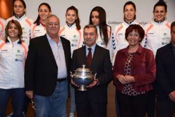 El presidente del Gobierno de Canarias recibió esta mañana al club teldense, campeón de la Copa de la Reina de balonmano femenino (Foto Acfi Press)