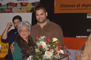 María del Carmen Jiménez recibe un ramo de flores por parte del presidente (Foto TA)