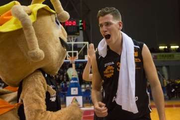Fran Guerra celebra con la mascota una victoria del su equipo (Foto www.flleida.cat)