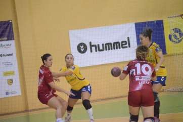 Melania Falcón defiende a Francés en el partido de ida (Foto TA)