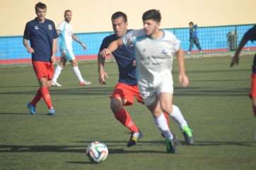 Velero lucha por una pelota en los primeros compases (Foto TA)