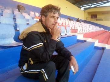 Martín, sentado en la grada tras el partido (Foto TA)