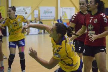 Davinia López lanza a puerta en el partido contra el Prosetecnisa (Foto Miguel Ángel Suárez)