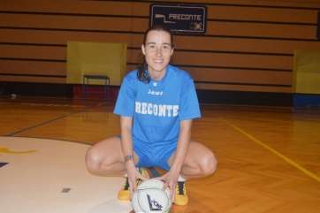 Judith Dámaso, con el balón oficial de la liga (Foto TA)