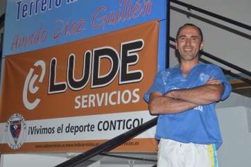 Juan Martel, mandador del Lude, junto al cartel de entrada al vestuario (Foto TA)