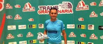 Andrés González González posa orgulloso junto al trofeo de la Transgrancanaria 2015 (Foto TA)