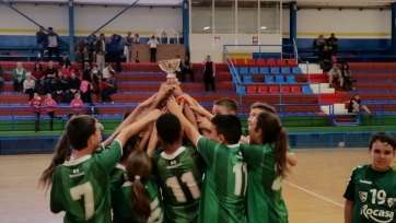 Uno de los equipos festeja el triunfo (Foto TA)