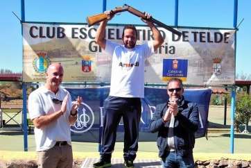 Víctor Sánchez, con su escopeta (Foto CT Telde)