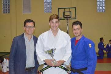 Rodríguez con Hernández y su entrenador durante la visita (Foto TA)