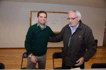 Momento de la entrega de la subvención al presidente del club teldense por parte del consejero Lucas Bravo de Laguna (Foto Acfi Press)