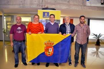 Comitiva de Telde con el consejero de Deportes, este viernes en el Cabildo (Foto TA)