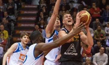 Francisco Guerra, en un intento de canasta en bandeja (Foto CB Clavijo)