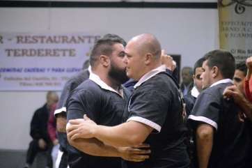 Eliezer es felicitado por Jonay Alemán (Foto TA)