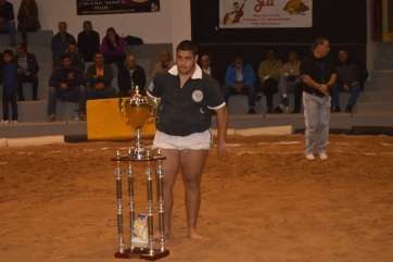 El capitán posa con el título sobre la arena (Foto TA)
