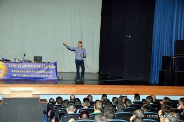 Momento de la charla de esta noche (Foto Antonio Alí)