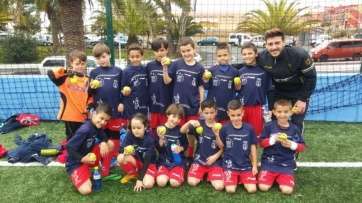 Equipo de base de la UD Telde con una pieza de fruta (Foto TA)