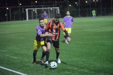 Víctor Santana presionada la salida de balón del Viera (Foto TA)